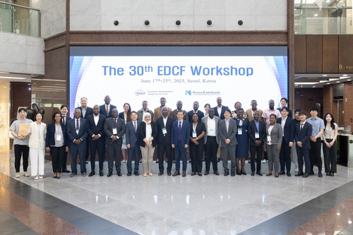 제30차 EDCF협력기금 워크숍 참석자들이 기념촬영을 하고 있다. 한국수출입은행 제공